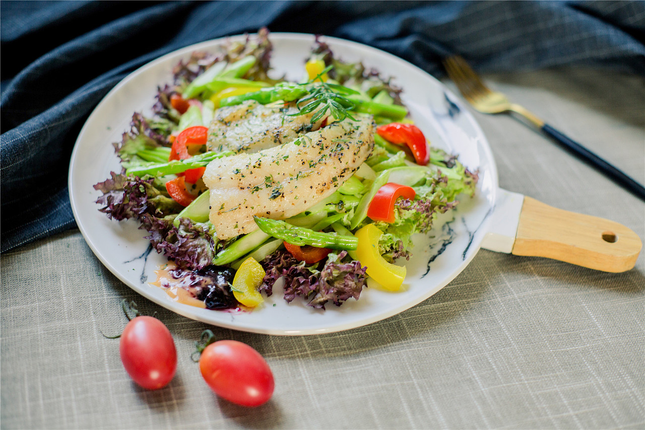 行业巨头加速技术革新 固态电池商业化竞赛迎来新阶段