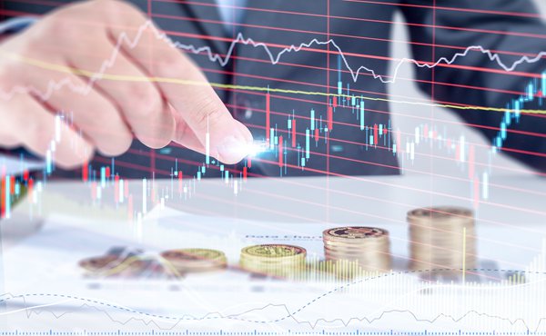 上海一空置店铺玻璃橱窗翻倒，致路人1死1伤！当地称正调查